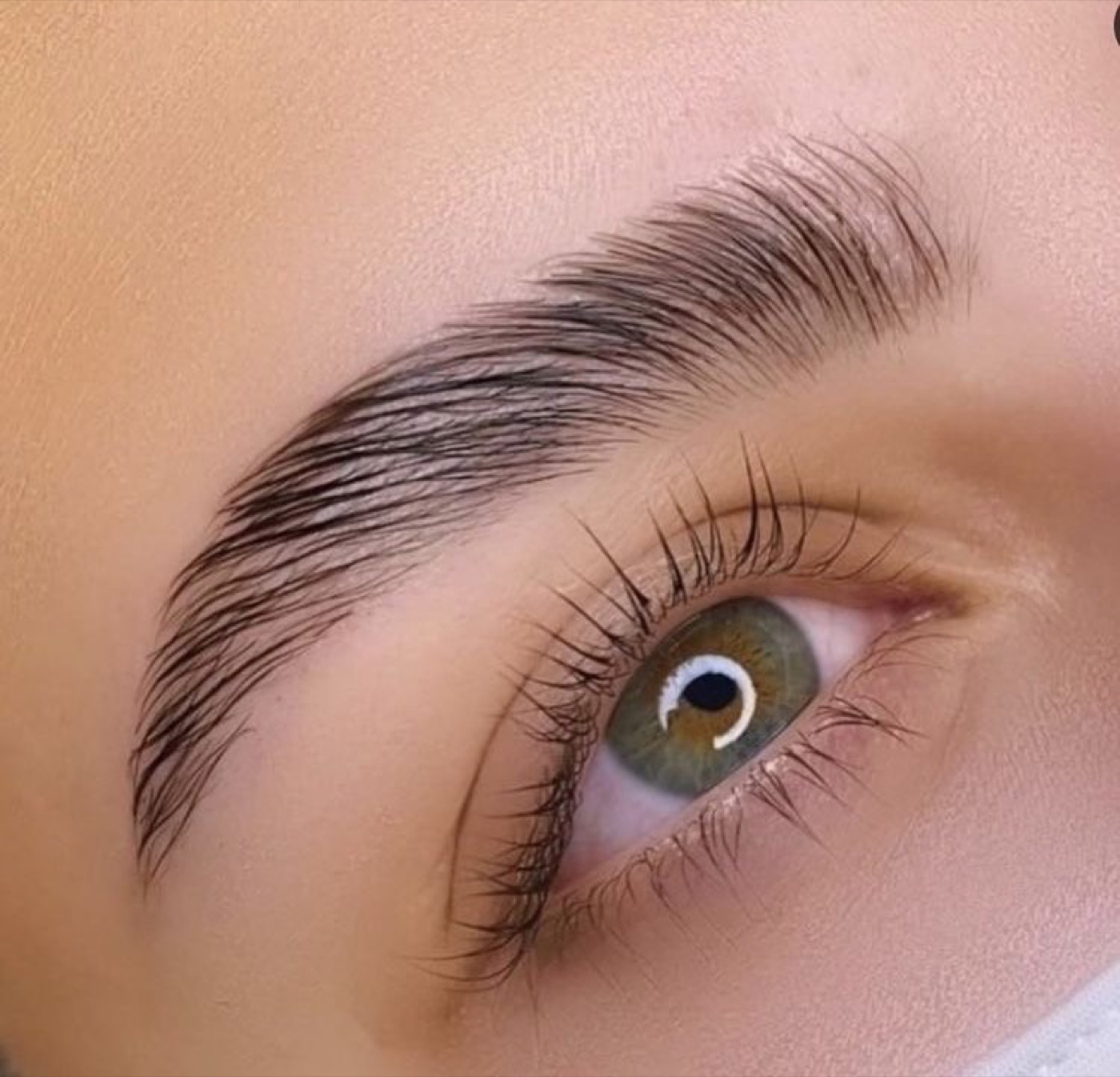 Augenbrauen- und Wimpernstyling in Nahaufnahme